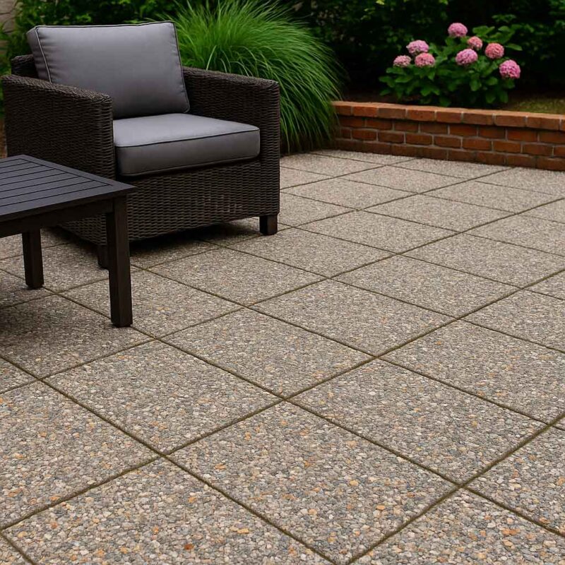 اجرای کفسازی با واش بتن در حیاط یا محوطه ویلا با فضای سبز