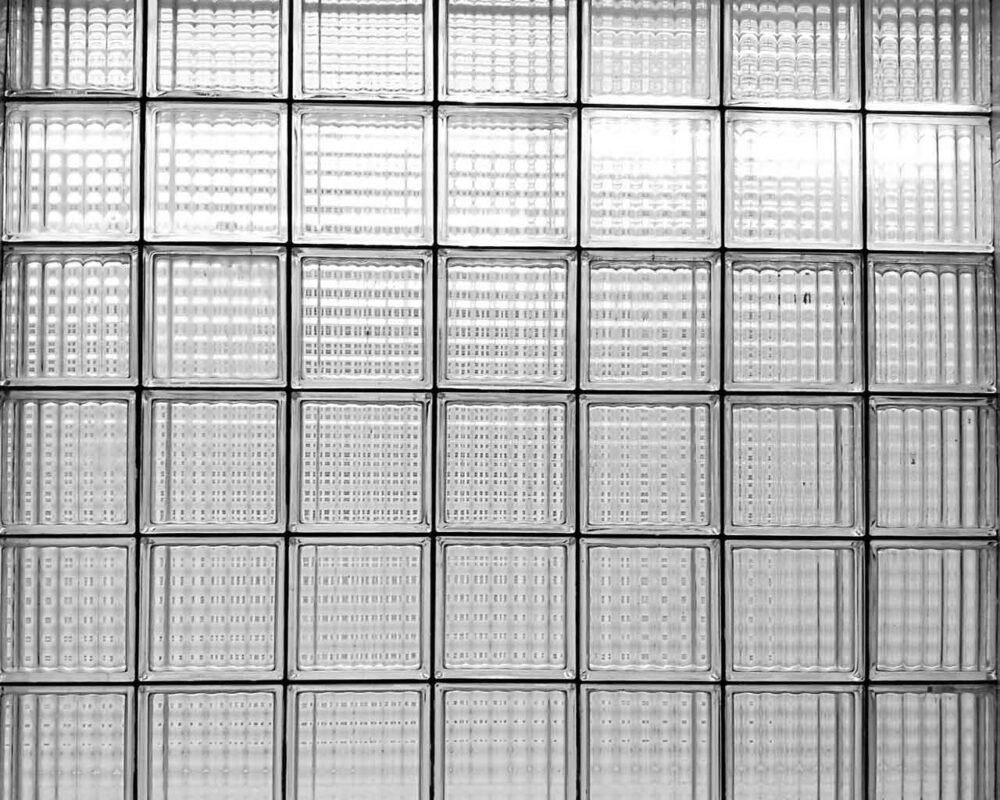 دیوار ساختهشده با آجر نمای شیشهای شفاف