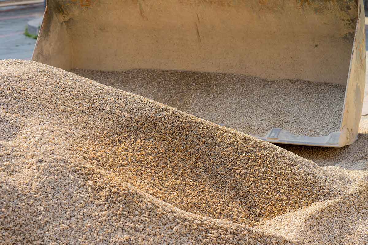 بارگیری ماسه ساختمانی خشک در پروژه عمرانی توسط بیل مکانیکی، در شرایط اجرایی استاندارد