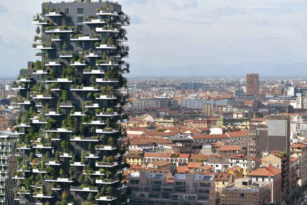 نمای برج Bosco Verticale در میلان با تراسهای پر از گیاه